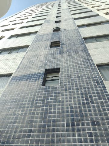 Serviço em fachada com técnica de acesso por corda