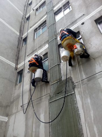 Aplicação de impermeabilizante em fachada com trabalho em altura